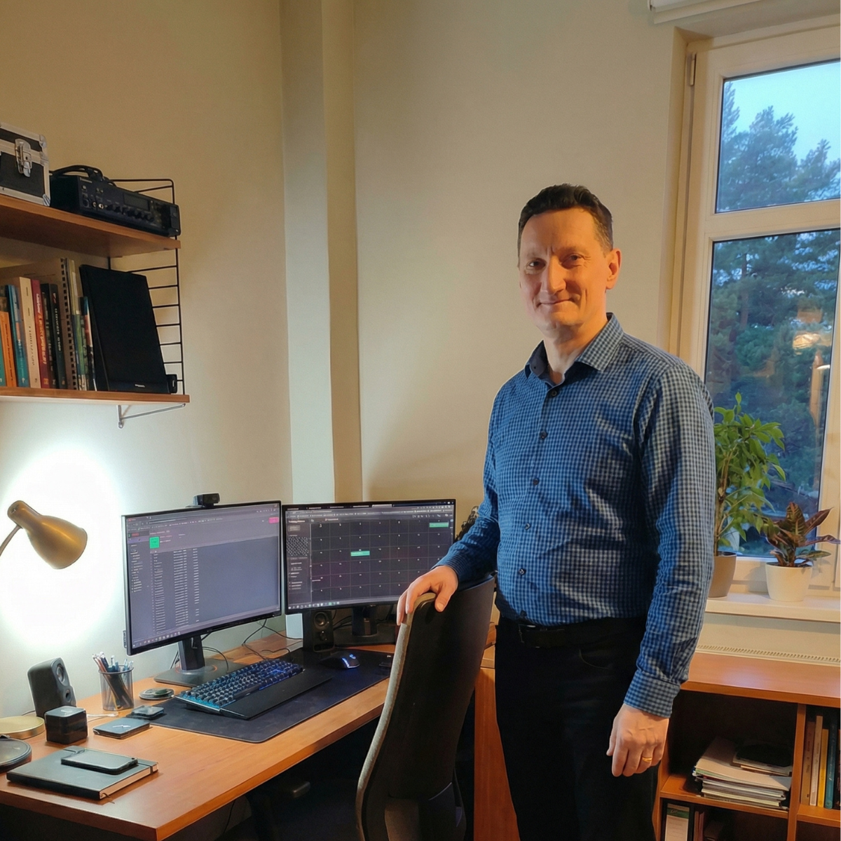 Henryk Kozak przy stanowisku pracy z dwoma monitorami, planując widoczność lokalnych firm w internecie